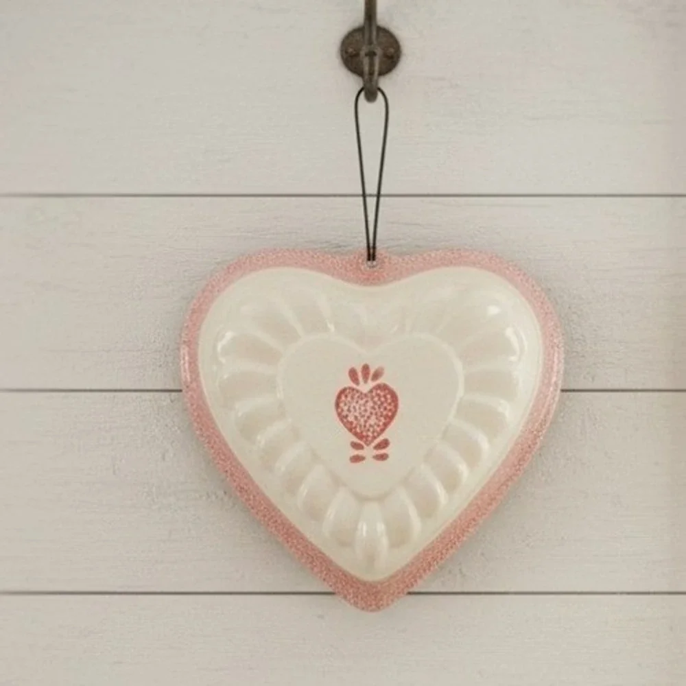 Hartstone Ceramic Heart Shaped Wall‎ Art, Vintage Speckled Puff Sponge Design